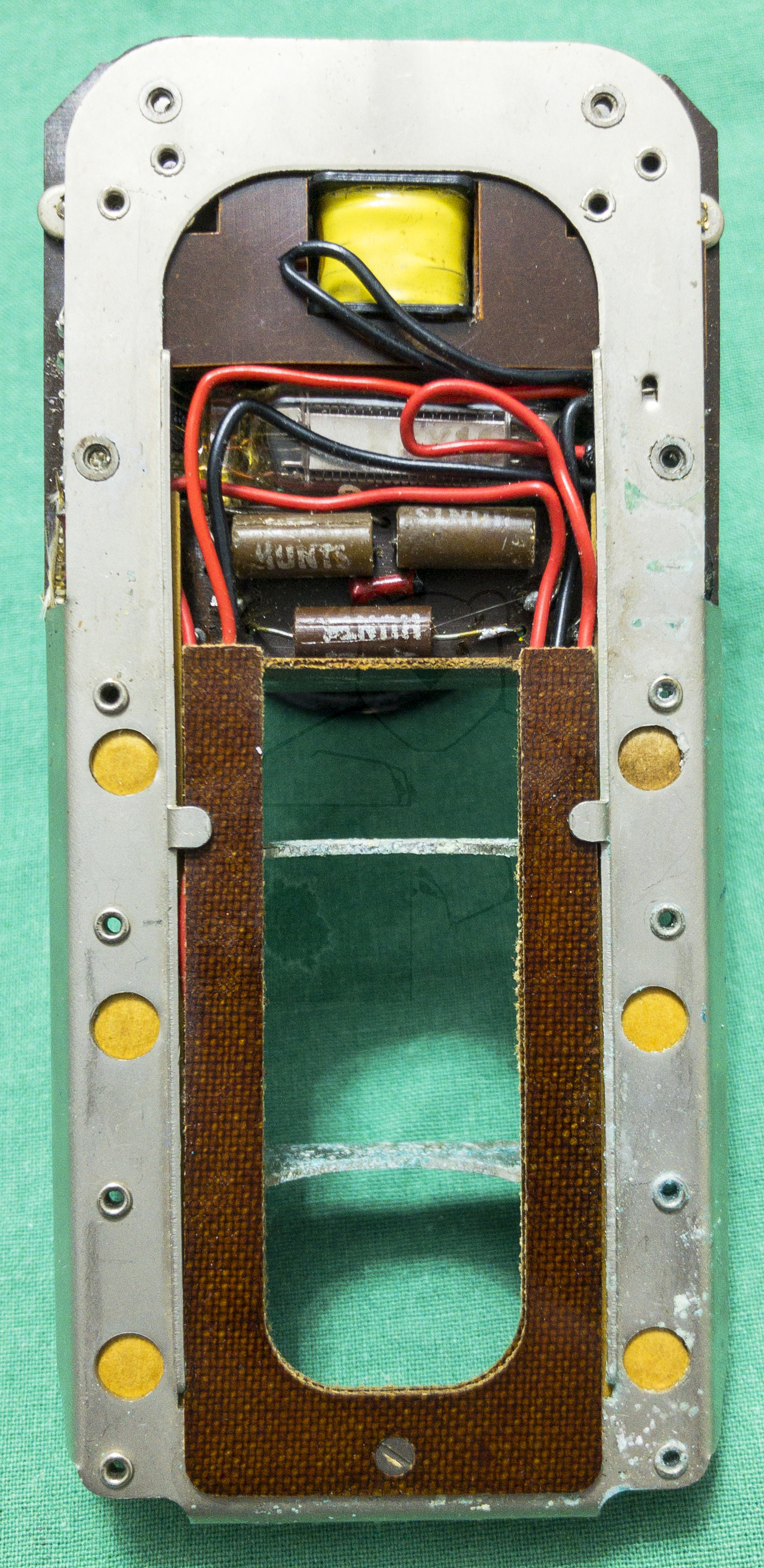 Hörgerät "Fortiphone Type 20", ca. 1949, Innerer Rahmen ohne Ummantelung mit dem Batteriehalter und Elektronik (Rückseite)
